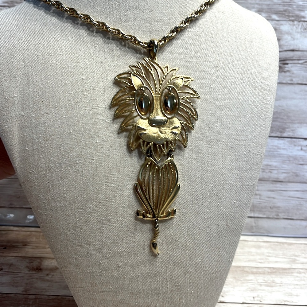 Vintage Necklace Cat Gold Toned Chain and 5” Lion Pendant